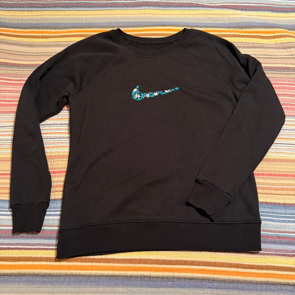 Nike Women Black Floral Embroidered Teal Swoosh Crewneck Sweatshirt Small